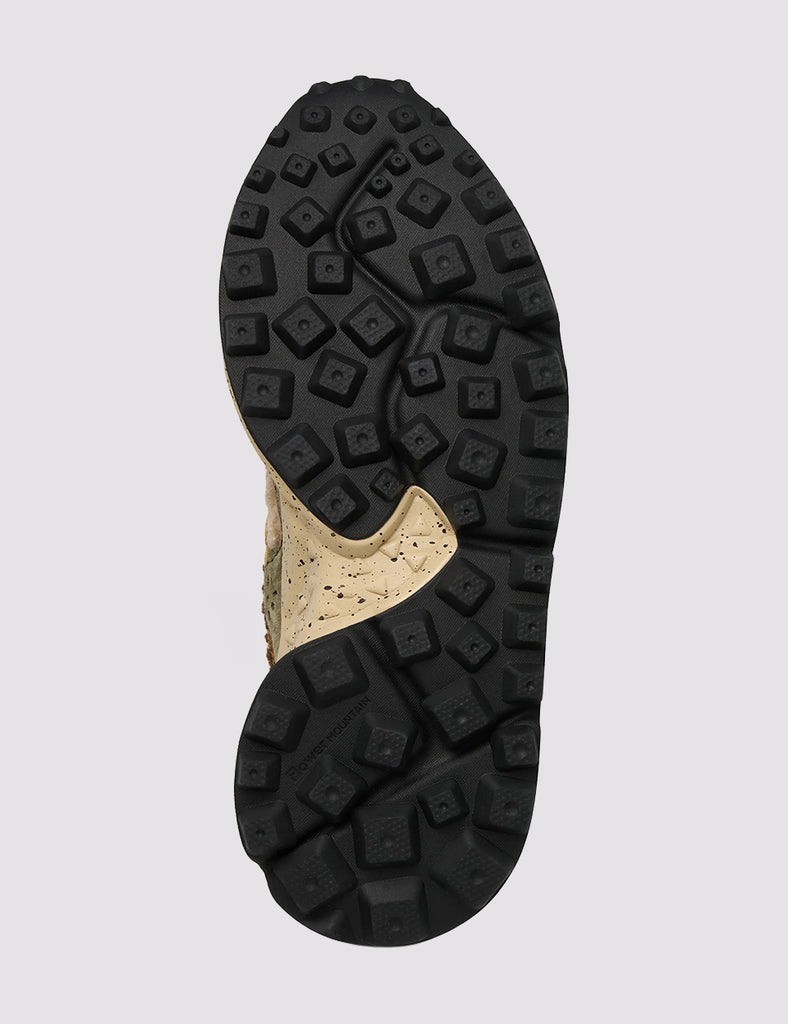 Sneakersy Kotetsu Teddy japońskiej marki Flower Mountain na lekkiej podeszwie z gumowym, traktorowym spodem. Wykonane z technicznej tkaniny oraz z kolorowych, zamszowych elementów dekorowanych, drobnymi, ażurowymi wzorkami. Dodatkowym atutem jest kolorowy kożuszek przy cholewce zapewniający komfort podczas zimowych spacerów po mieście. Wiązane za pomocą sznurówek inspirowanych obuwiem trekkingowym. Wewnątrz posiadają antybakteryjną, naturalną wkładkę z korka.