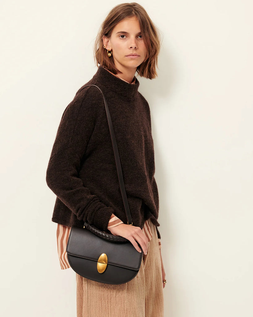 Luźny, oversizowy, brązowy sweter Kunlun Wood francuskiej marki Sessun z długimi rękawami i lekko opadającymi ramionami. Jest wykonany z miękkiej dzianiny z wełny i alpaki. Ma wysoki golf typu stójka, który nie przylega do szyi, nadając mu luźny charakter.&nbsp;