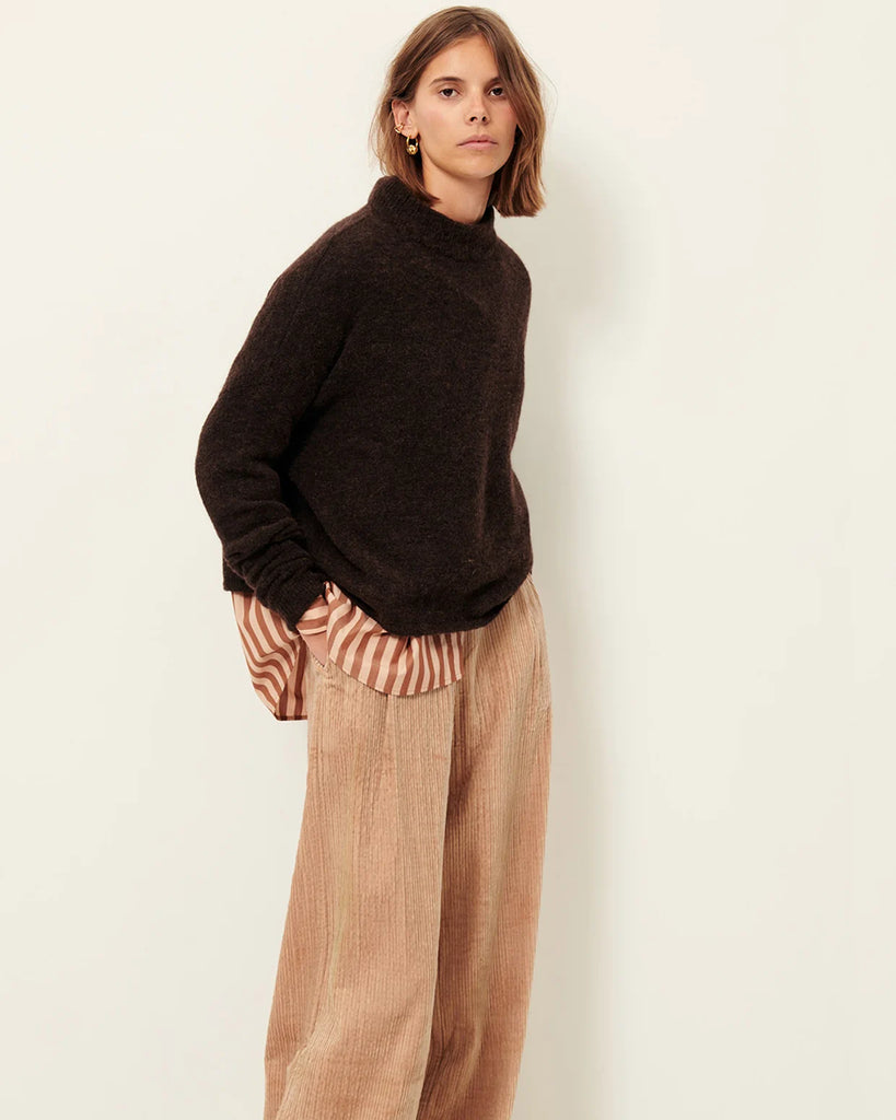 Luźny, oversizowy, brązowy sweter Kunlun Wood francuskiej marki Sessun z długimi rękawami i lekko opadającymi ramionami. Jest wykonany z miękkiej dzianiny z wełny i alpaki. Ma wysoki golf typu stójka, który nie przylega do szyi, nadając mu luźny charakter.&nbsp;