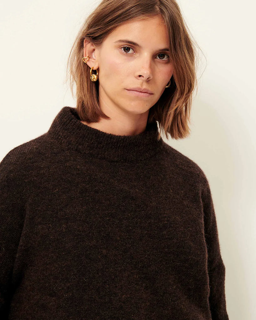 Luźny, oversizowy, brązowy sweter Kunlun Wood francuskiej marki Sessun z długimi rękawami i lekko opadającymi ramionami. Jest wykonany z miękkiej dzianiny z wełny i alpaki. Ma wysoki golf typu stójka, który nie przylega do szyi, nadając mu luźny charakter.&nbsp;