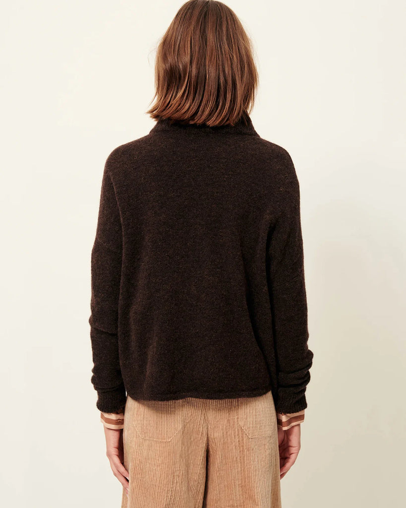 Luźny, oversizowy, brązowy sweter Kunlun Wood francuskiej marki Sessun z długimi rękawami i lekko opadającymi ramionami. Jest wykonany z miękkiej dzianiny z wełny i alpaki. Ma wysoki golf typu stójka, który nie przylega do szyi, nadając mu luźny charakter.&nbsp;