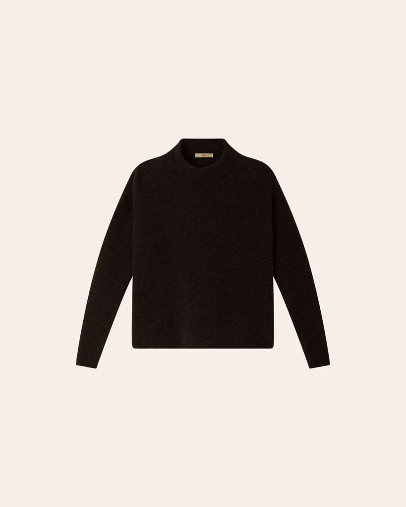 Luźny, oversizowy, brązowy sweter Kunlun Wood francuskiej marki Sessun z długimi rękawami i lekko opadającymi ramionami. Jest wykonany z miękkiej dzianiny z wełny i alpaki. Ma wysoki golf typu stójka, który nie przylega do szyi, nadając mu luźny charakter.&nbsp;