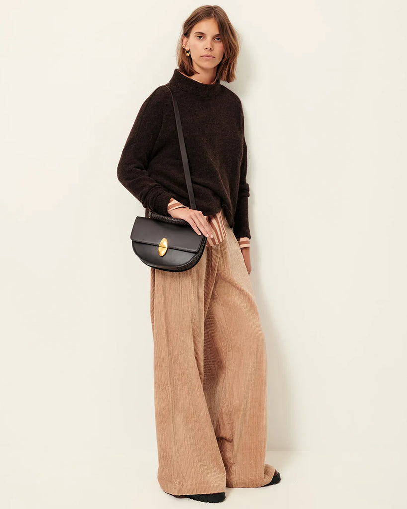 Luźny, oversizowy, brązowy sweter Kunlun Wood francuskiej marki Sessun z długimi rękawami i lekko opadającymi ramionami. Jest wykonany z miękkiej dzianiny z wełny i alpaki. Ma wysoki golf typu stójka, który nie przylega do szyi, nadając mu luźny charakter.&nbsp;