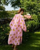 Luźna, szeroka sukienka Lara Pink Lemons SISSEL EDELBO z długimi, bufiastymi rękawami i dekoltem w serek z rozcięciem zapinanym na plisę i guziki z masy perłowej. Posiada również rozcięcia w bocznych szwach i marszczenia pod dekoltem. Ozdobiona jest pięknym, ręcznie wykonanym sitodrukiem. Wykonana w 100% z bawełny organicznej.&nbsp;

-Luźny krój oversize

-Ręcznie wykonany sitodruk

-100% bawełna organiczna
