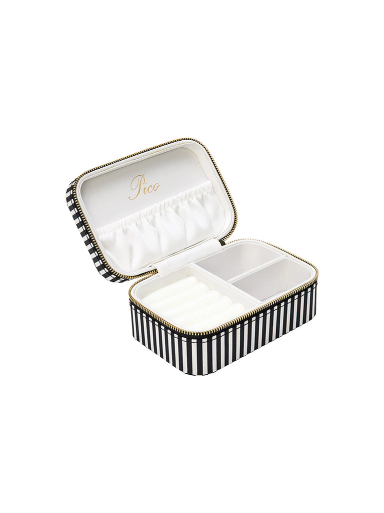 Kuferek do przechowywania biżuterii Pico Copenhagen z przegródkami wewnątrz. Obszyty tkaniną w paski. Zapinany za pomocą zamka błyskawicznego. To idealny pomysł na prezent.&nbsp;