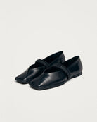 Czarne, skórzane baleriny Lautan Black Leather marki ALOHAS z charakterystycznymi, kwadratowymi noskami i widocznymi szwami z przodu. Mają marszczony pasek na cholewce, który dodaje elegancji i zapewnia dodatkową wygodę. Wykonane z wysokiej jakości skóry.

-100% skóra pochodząca ze zrównoważonych i odpowiedzialnych źródeł&nbsp;

-Zaprojektowane w Barcelonie&nbsp;
