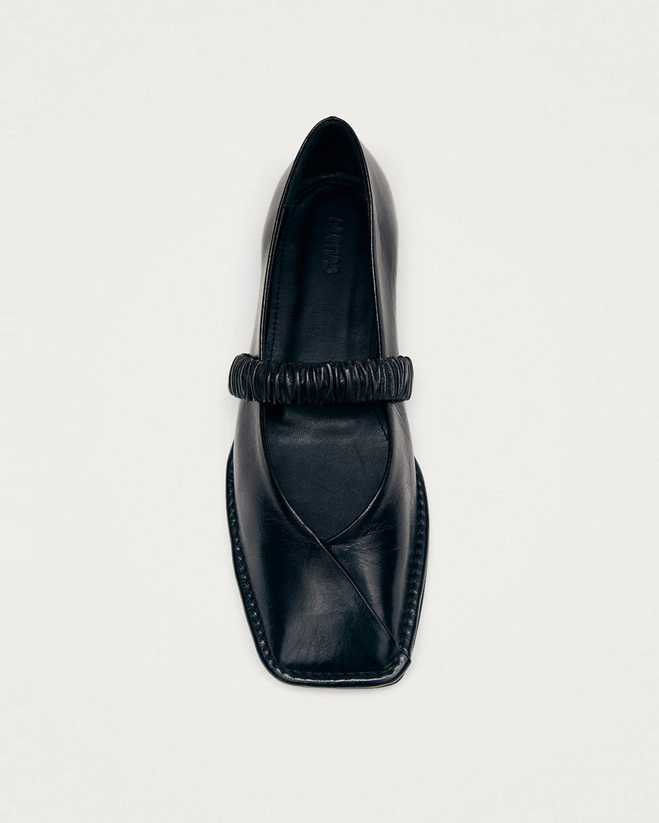 Czarne, skórzane baleriny Lautan Black Leather marki ALOHAS z charakterystycznymi, kwadratowymi noskami i widocznymi szwami z przodu. Mają marszczony pasek na cholewce, który dodaje elegancji i zapewnia dodatkową wygodę. Wykonane z wysokiej jakości skóry.

-100% skóra pochodząca ze zrównoważonych i odpowiedzialnych źródeł&nbsp;

-Zaprojektowane w Barcelonie&nbsp;