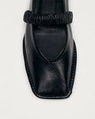 Czarne, skórzane baleriny Lautan Black Leather marki ALOHAS z charakterystycznymi, kwadratowymi noskami i widocznymi szwami z przodu. Mają marszczony pasek na cholewce, który dodaje elegancji i zapewnia dodatkową wygodę. Wykonane z wysokiej jakości skóry.

-100% skóra pochodząca ze zrównoważonych i odpowiedzialnych źródeł&nbsp;

-Zaprojektowane w Barcelonie&nbsp;