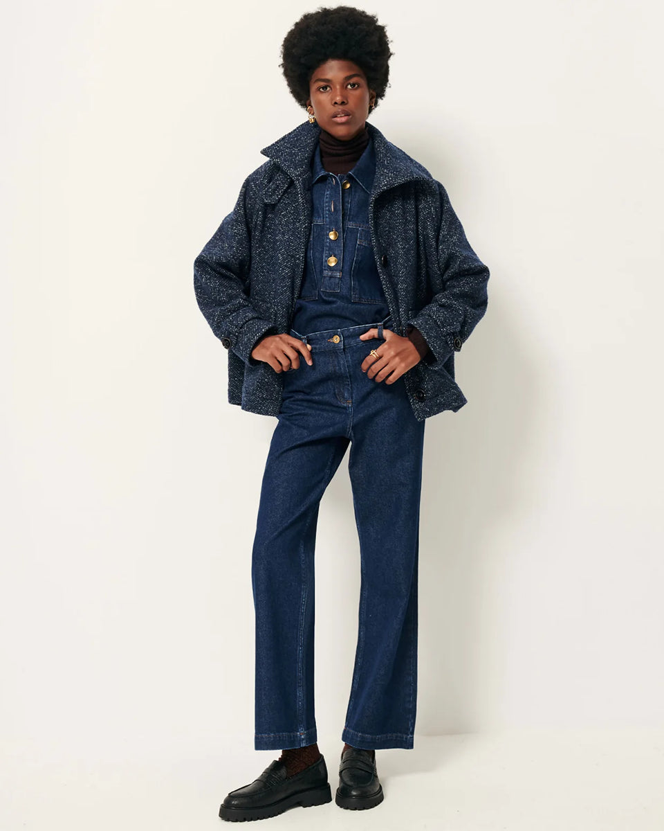 Luźny płaszcz wełniany typu bluza Lee Valley Denimwool marki Sessun wykonany z miękkiej, trójkolorowej tkaniny o splocie koszykowym, z efektem melanżowym. Posiada wysoki kołnierz, kieszenie oraz długie, raglanowe rękawy. Zapinany jest na duże guziki.