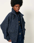 Luźny płaszcz wełniany typu bluza Lee Valley Denimwool marki Sessun wykonany z miękkiej, trójkolorowej tkaniny o splocie koszykowym, z efektem melanżowym. Posiada wysoki kołnierz, kieszenie oraz długie, raglanowe rękawy. Zapinany jest na duże guziki.