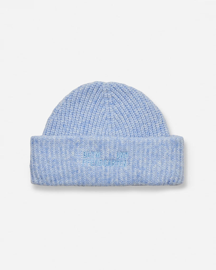 Miękka, wywijana czapka Leia Light Blue o prążkowanej fakturze, wykończona haftowanym logo marki. Wykonana z dzianiny z wełną.