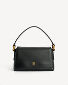 Minimalistyczna, elegancka torebka Lellie Black By Malene Birger o prostokątnym kształcie z lekko zaokrąglonymi bokami. Zapinana na zatrzask magnetyczny. Posiada krótki, szeroki pasek na ramię, który ozdobiony jest złotymi elementami. Na środku klapy umieszczono metalowy emblemat marki w kolorze złotym. W środku znajduje się mała kieszonka na drobiazgi, a całość wykończona jest gładką podszewką. Wykonana w 100% ze skóry.&nbsp;