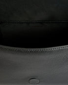 Minimalistyczna, elegancka torebka Lellie Black By Malene Birger o prostokątnym kształcie z lekko zaokrąglonymi bokami. Zapinana na zatrzask magnetyczny. Posiada krótki, szeroki pasek na ramię, który ozdobiony jest złotymi elementami. Na środku klapy umieszczono metalowy emblemat marki w kolorze złotym. W środku znajduje się mała kieszonka na drobiazgi, a całość wykończona jest gładką podszewką. Wykonana w 100% ze skóry.&nbsp;