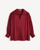 Efektowna, romantyczna bluzka Leonora Satin Cabernet By Malene Birger z kołnierzykiem, dekoltem w kształcie litery V i długimi, lekko bufiastymi rękawami z marszczeniami przy ramionach. Dodatkowo rękawy zakończone są mankietami zapinanymi na guziki. Wykonana z gładkiej, lekko połyskującej tkaniny o satynowym wykończeniu. Bluzka sprawdzi się zarówno w eleganckich, jak i bardziej codziennych stylizacjach.&nbsp;

-Zawyżona rozmiarówka. Zalecamy wybór mniejszego rozmiaru.