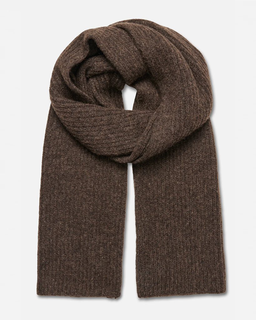 Ciepły szalik Leora Dark Brown o przytulnej, prążkowanej fakturze, który zapewnia stylowy wygląd. Wykonany z miękkiej dzianiny z wełną. Połącz go z pasującą czapką Leia, aby stworzyć idealny zestaw.&nbsp;