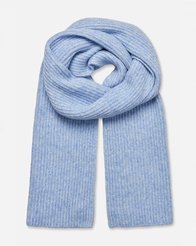 Ciepły szalik Leora Light Blue o przytulnej, prążkowanej fakturze, który zapewnia stylowy wygląd. Wykonany z miękkiej dzianiny z wełną. Połącz go z pasującą czapką Leia, aby stworzyć idealny zestaw.&nbsp;