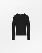 Cienki, czarny longsleeve o przylegającym fasonie Liv SKALL. Posiada okrągły dekolt i wąskie, długie rękawy. Wykonany z miękkiej, bawełnianej tkaniny z delikatnym, prążkowanym wzorem.&nbsp;

-Przylegający fason&nbsp;

-100% bawełna organiczna

-Zamów bluzkę w swoim normalnym rozmiarze