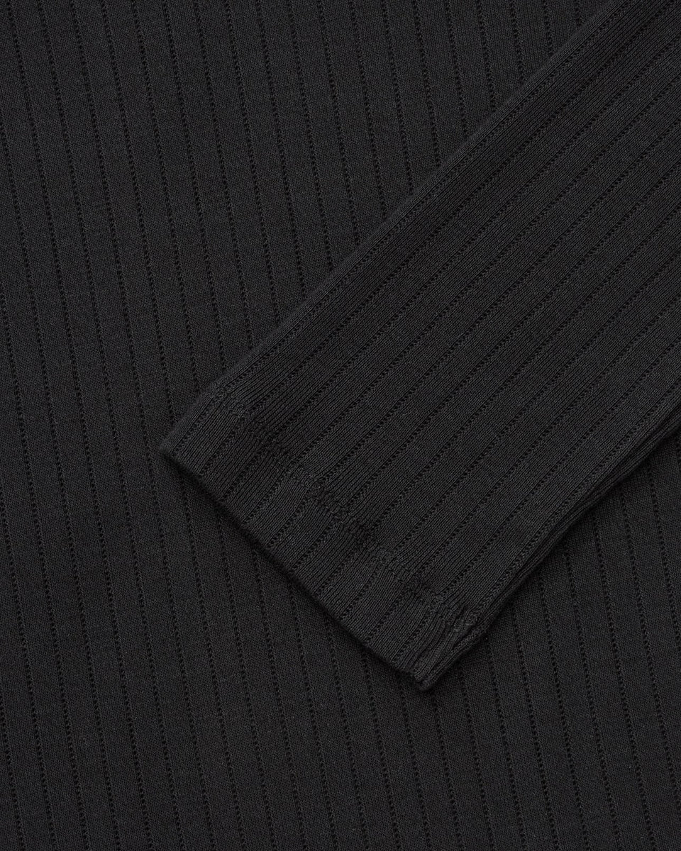Cienki, czarny longsleeve o przylegającym fasonie Liv SKALL. Posiada okrągły dekolt i wąskie, długie rękawy. Wykonany z miękkiej, bawełnianej tkaniny z delikatnym, prążkowanym wzorem.&nbsp;

-Przylegający fason&nbsp;

-100% bawełna organiczna

-Zamów bluzkę w swoim normalnym rozmiarze