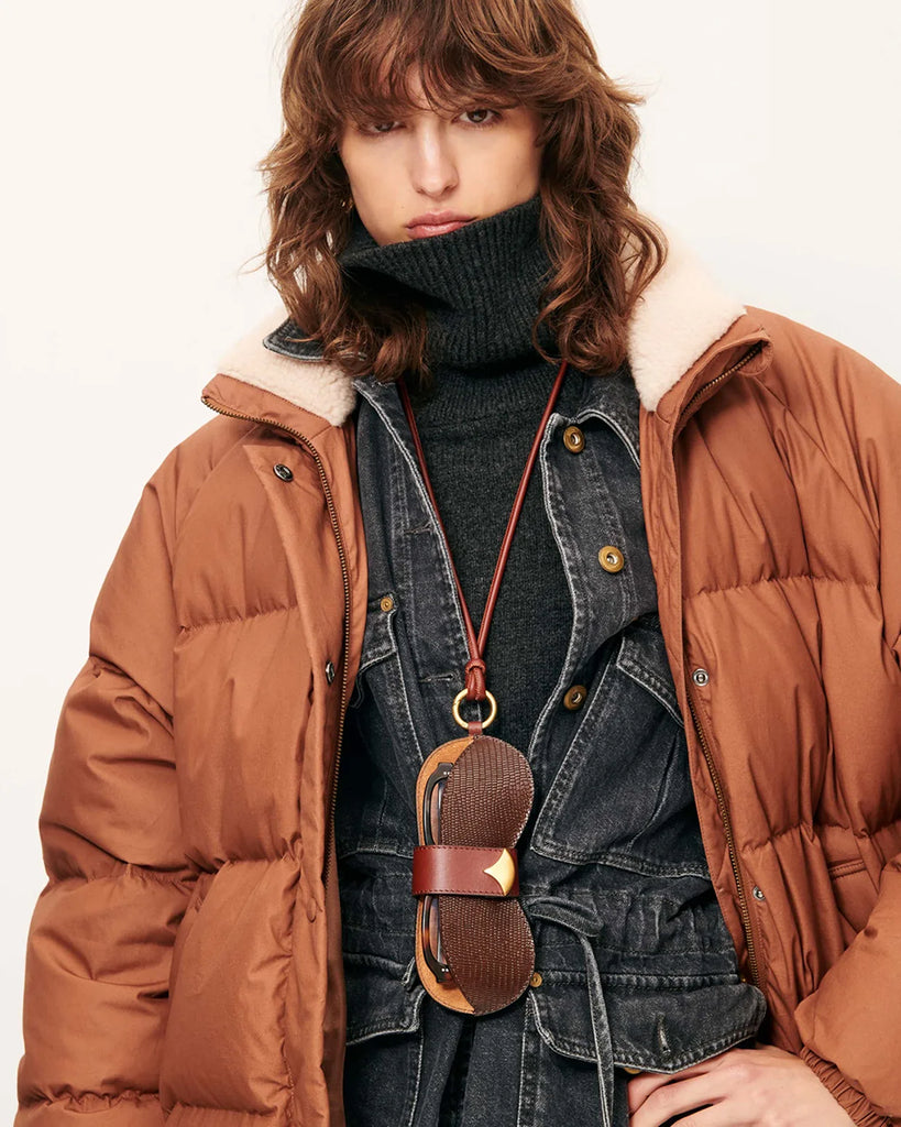 Oversizowa, puchowa kurtka Livingstone Azelan francuskiej marki Sessun z wysokim kołnierzem podszytym sztuczną owczą skórą. Ma raglanowe rękawy, ściągacz u dołu i dwie kieszenie z przodu. Zapinana na kryty zamek błyskawiczny. Wykonana z kompaktowej, pikowanej, wodoodpornej bawełny wypełnionej pierzem z certyfikowanego, naturalnego pochodzenia.

-Oversizowy krój

-Raglanowe rękawy i wysoki kołnierz&nbsp;

-Zamów w rozmiarze, który zazwyczaj nosisz