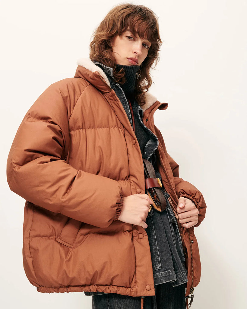 Oversizowa, puchowa kurtka Livingstone Azelan francuskiej marki Sessun z wysokim kołnierzem podszytym sztuczną owczą skórą. Ma raglanowe rękawy, ściągacz u dołu i dwie kieszenie z przodu. Zapinana na kryty zamek błyskawiczny. Wykonana z kompaktowej, pikowanej, wodoodpornej bawełny wypełnionej pierzem z certyfikowanego, naturalnego pochodzenia.

-Oversizowy krój

-Raglanowe rękawy i wysoki kołnierz&nbsp;

-Zamów w rozmiarze, który zazwyczaj nosisz