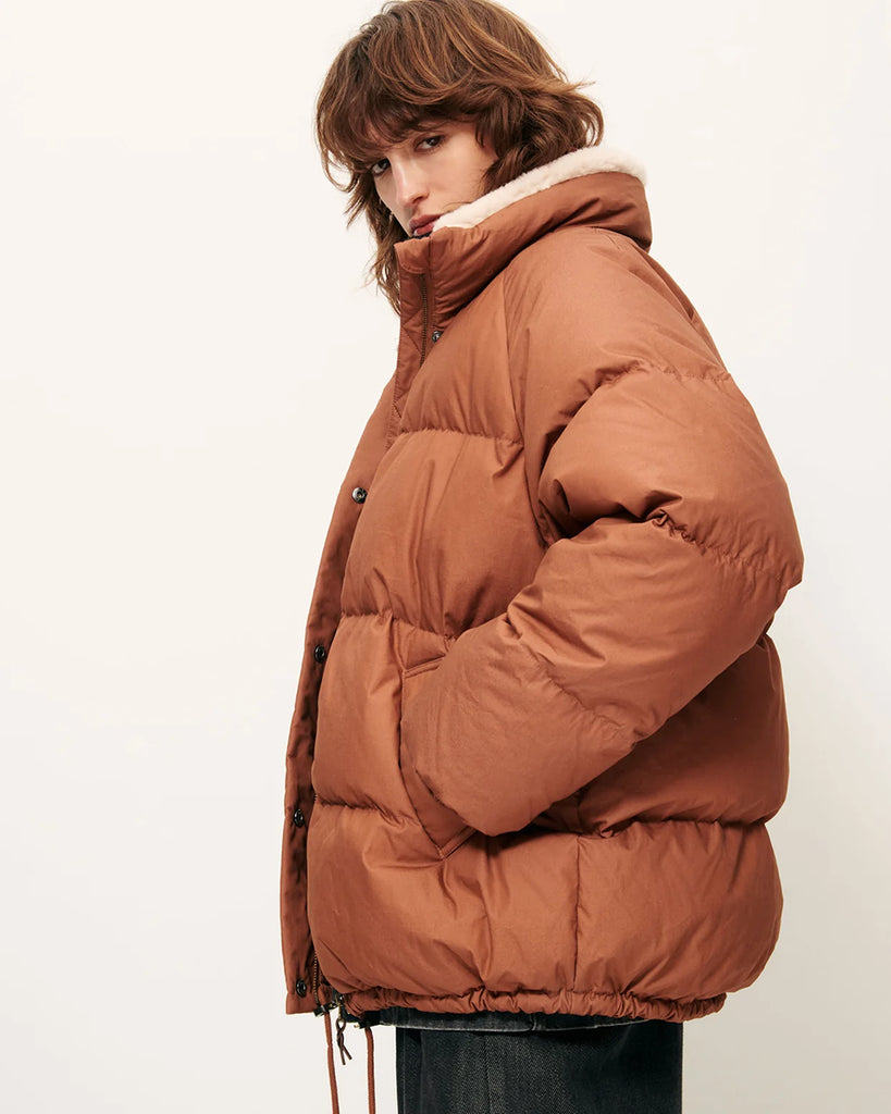 Oversizowa, puchowa kurtka Livingstone Azelan francuskiej marki Sessun z wysokim kołnierzem podszytym sztuczną owczą skórą. Ma raglanowe rękawy, ściągacz u dołu i dwie kieszenie z przodu. Zapinana na kryty zamek błyskawiczny. Wykonana z kompaktowej, pikowanej, wodoodpornej bawełny wypełnionej pierzem z certyfikowanego, naturalnego pochodzenia.

-Oversizowy krój

-Raglanowe rękawy i wysoki kołnierz&nbsp;

-Zamów w rozmiarze, który zazwyczaj nosisz