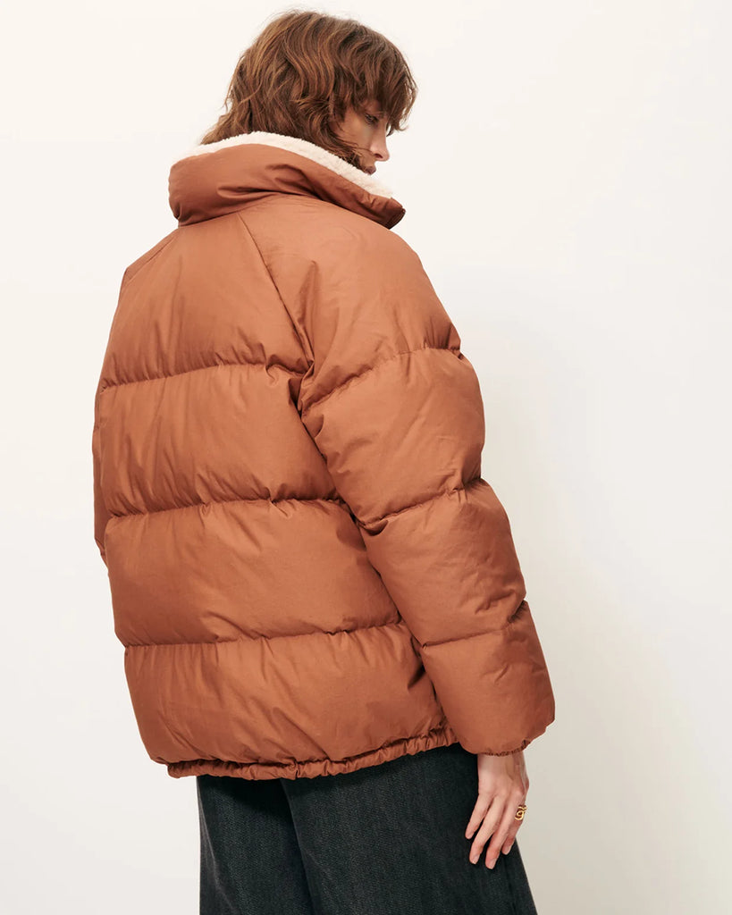 Oversizowa, puchowa kurtka Livingstone Azelan francuskiej marki Sessun z wysokim kołnierzem podszytym sztuczną owczą skórą. Ma raglanowe rękawy, ściągacz u dołu i dwie kieszenie z przodu. Zapinana na kryty zamek błyskawiczny. Wykonana z kompaktowej, pikowanej, wodoodpornej bawełny wypełnionej pierzem z certyfikowanego, naturalnego pochodzenia.

-Oversizowy krój

-Raglanowe rękawy i wysoki kołnierz&nbsp;

-Zamów w rozmiarze, który zazwyczaj nosisz