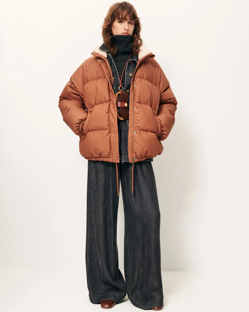 Oversizowa, puchowa kurtka Livingstone Azelan francuskiej marki Sessun z wysokim kołnierzem podszytym sztuczną owczą skórą. Ma raglanowe rękawy, ściągacz u dołu i dwie kieszenie z przodu. Zapinana na kryty zamek błyskawiczny. Wykonana z kompaktowej, pikowanej, wodoodpornej bawełny wypełnionej pierzem z certyfikowanego, naturalnego pochodzenia.

-Oversizowy krój

-Raglanowe rękawy i wysoki kołnierz&nbsp;

-Zamów w rozmiarze, który zazwyczaj nosisz