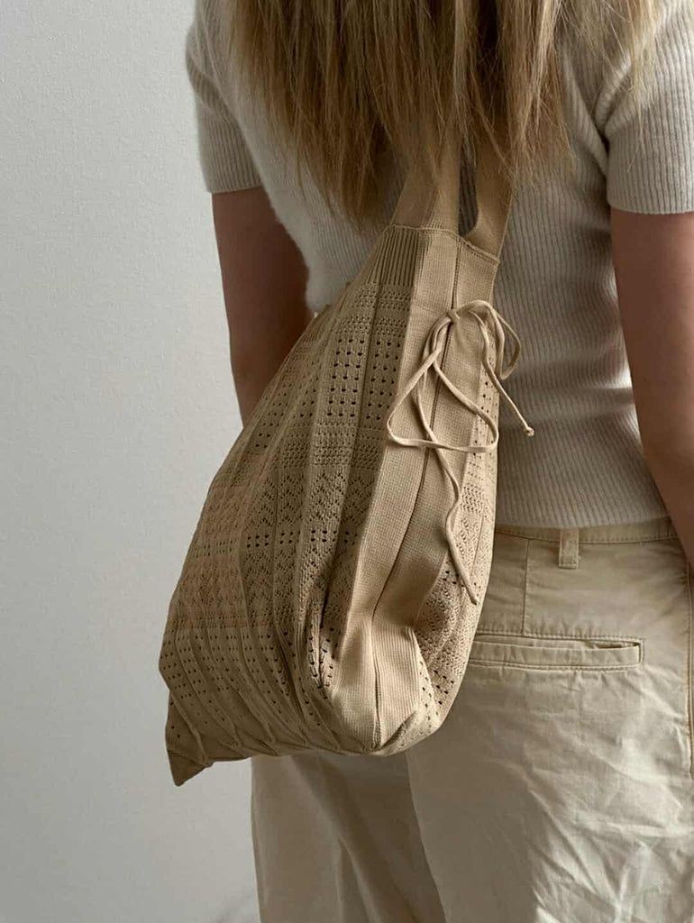 Urocza torba Rosalia Pico Copenhagen to niezwykle stylowy dodatek idealny na codzień. Torebka ma uchwyt na ramię. Wykonana z elastycznego materiału. Nie nadaje się do noszenia bardzo ciężkich przedmiotów.&nbsp;