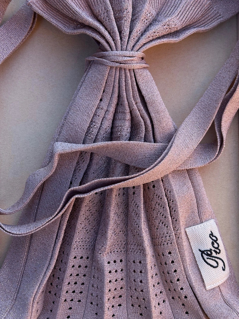 Urocza torba Rosalia Pico Copenhagen to niezwykle stylowy dodatek idealny na codzień. Torebka ma uchwyt na ramię. Wykonana z elastycznego materiału. Nie nadaje się do noszenia bardzo ciężkich przedmiotów.&nbsp;