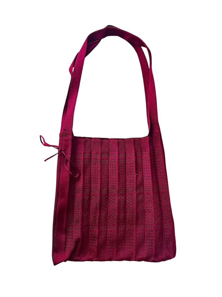 Urocza torba Rosalia Pico Copenhagen to niezwykle stylowy dodatek idealny na codzień. Torebka ma uchwyt na ramię. Wykonana z elastycznego materiału. Nie nadaje się do noszenia bardzo ciężkich przedmiotów.&nbsp;