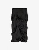 Luźna, drapowana spódnica 0997 Ganni Satin Black o satynowym wyglądzie, zdobiona kwiatowymi wzorami. Ma długość do połowy łydki. Zapinana z boku na zamek błyskawiczny. Idealna do luźnego topu i butów na obcasie typu kowbojki.&nbsp;
