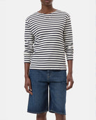 Luźny longsleeve Basic marki CLOSED w granatowo-białe paski. Bluzka ma okrągły dekolt, długie rękawy i opadające ramiona. Wykonana z bardzo miękkiej i przyjemnej dla skóry tkaniny z bawełną i modalem. Załóż longsleeve do jeansów, lnianych spodni czy ulubionych szortów.&nbsp;

-Luźny fason

-Wykonany z miękkiej tkaniny

-Zamów longsleeve w swoim standardowym rozmiarze