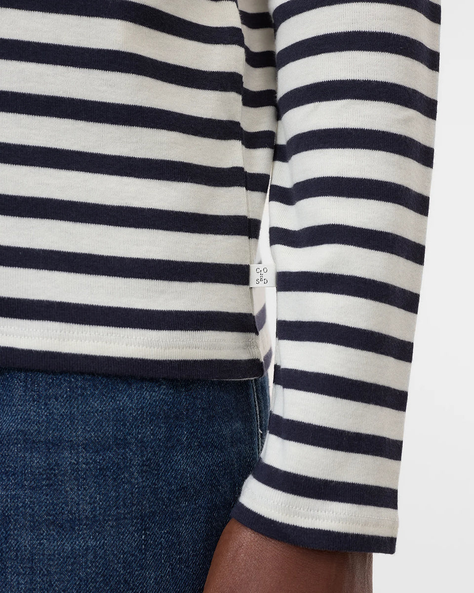 Luźny longsleeve Basic marki CLOSED w granatowo-białe paski. Bluzka ma okrągły dekolt, długie rękawy i opadające ramiona. Wykonana z bardzo miękkiej i przyjemnej dla skóry tkaniny z bawełną i modalem. Załóż longsleeve do jeansów, lnianych spodni czy ulubionych szortów.&nbsp;

-Luźny fason

-Wykonany z miękkiej tkaniny

-Zamów longsleeve w swoim standardowym rozmiarze
