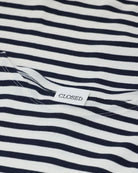 Luźny longsleeve Basic marki CLOSED w granatowo-białe paski. Bluzka ma okrągły dekolt, długie rękawy i opadające ramiona. Wykonana z bardzo miękkiej i przyjemnej dla skóry tkaniny z bawełną i modalem. Załóż longsleeve do jeansów, lnianych spodni czy ulubionych szortów.&nbsp;

-Luźny fason

-Wykonany z miękkiej tkaniny

-Zamów longsleeve w swoim standardowym rozmiarze