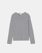 Luźny longsleeve Basic marki CLOSED w granatowo-białe paski. Bluzka ma okrągły dekolt, długie rękawy i opadające ramiona. Wykonana z bardzo miękkiej i przyjemnej dla skóry tkaniny z bawełną i modalem. Załóż longsleeve do jeansów, lnianych spodni czy ulubionych szortów.&nbsp;

-Luźny fason

-Wykonany z miękkiej tkaniny

-Zamów longsleeve w swoim standardowym rozmiarze