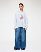 Oversizowy, biały Longsleeve Raspberry Print GANNI Bright White z nadrukiem z malinami I logo marki. Koszulka ma okrągły dekolt i długie rękawy zakończone ściągaczami. Wykonana z bawełny organicznej.

-Luźny krój

-100% bawełna organiczna

-Zamów w swoim standardowym rozmiarze