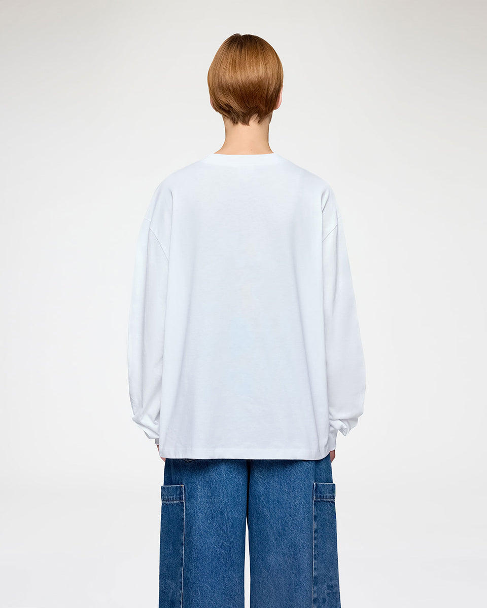 Oversizowy, biały Longsleeve Raspberry Print GANNI Bright White z nadrukiem z malinami I logo marki. Koszulka ma okrągły dekolt i długie rękawy zakończone ściągaczami. Wykonana z bawełny organicznej.

-Luźny krój

-100% bawełna organiczna

-Zamów w swoim standardowym rozmiarze