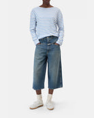 Luźny longsleeve Basic marki CLOSED w niebiesko-białe paski. Bluzka ma okrągły dekolt, długie rękawy i opadające ramiona. Wykonana z bardzo miękkiej i przyjemnej dla skóry tkaniny z bawełną i modalem. Załóż longsleeve do jeansów, lnianych spodni czy ulubionych szortów.&nbsp;

-Luźny fason

-Wykonany z miękkiej tkaniny

-Zamów longsleeve w swoim standardowym rozmiarze