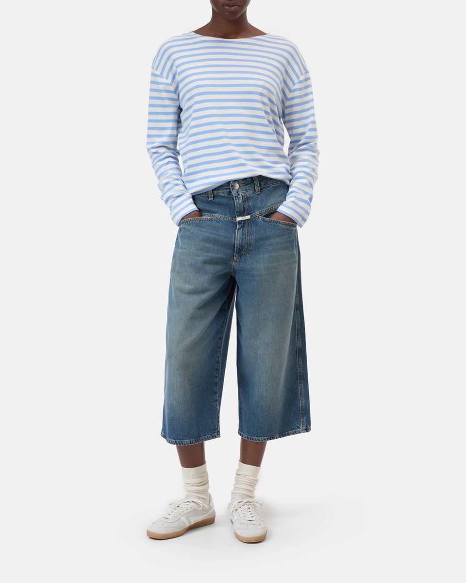 Luźny longsleeve Basic marki CLOSED w niebiesko-białe paski. Bluzka ma okrągły dekolt, długie rękawy i opadające ramiona. Wykonana z bardzo miękkiej i przyjemnej dla skóry tkaniny z bawełną i modalem. Załóż longsleeve do jeansów, lnianych spodni czy ulubionych szortów.&nbsp;

-Luźny fason

-Wykonany z miękkiej tkaniny

-Zamów longsleeve w swoim standardowym rozmiarze