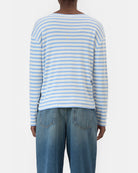 Luźny longsleeve Basic marki CLOSED w niebiesko-białe paski. Bluzka ma okrągły dekolt, długie rękawy i opadające ramiona. Wykonana z bardzo miękkiej i przyjemnej dla skóry tkaniny z bawełną i modalem. Załóż longsleeve do jeansów, lnianych spodni czy ulubionych szortów.&nbsp;

-Luźny fason

-Wykonany z miękkiej tkaniny

-Zamów longsleeve w swoim standardowym rozmiarze