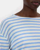 Luźny longsleeve Basic marki CLOSED w niebiesko-białe paski. Bluzka ma okrągły dekolt, długie rękawy i opadające ramiona. Wykonana z bardzo miękkiej i przyjemnej dla skóry tkaniny z bawełną i modalem. Załóż longsleeve do jeansów, lnianych spodni czy ulubionych szortów.&nbsp;

-Luźny fason

-Wykonany z miękkiej tkaniny

-Zamów longsleeve w swoim standardowym rozmiarze