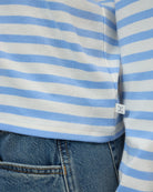 Luźny longsleeve Basic marki CLOSED w niebiesko-białe paski. Bluzka ma okrągły dekolt, długie rękawy i opadające ramiona. Wykonana z bardzo miękkiej i przyjemnej dla skóry tkaniny z bawełną i modalem. Załóż longsleeve do jeansów, lnianych spodni czy ulubionych szortów.&nbsp;

-Luźny fason

-Wykonany z miękkiej tkaniny

-Zamów longsleeve w swoim standardowym rozmiarze
