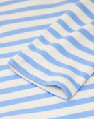 Luźny longsleeve Basic marki CLOSED w niebiesko-białe paski. Bluzka ma okrągły dekolt, długie rękawy i opadające ramiona. Wykonana z bardzo miękkiej i przyjemnej dla skóry tkaniny z bawełną i modalem. Załóż longsleeve do jeansów, lnianych spodni czy ulubionych szortów.&nbsp;

-Luźny fason

-Wykonany z miękkiej tkaniny

-Zamów longsleeve w swoim standardowym rozmiarze