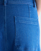 Luźne jeansy Lottie One Wash marki BELLEROSE z wysokim stanem i szerokimi nogawkami. Posiadają dyskretne kieszenie oraz zaszewki z tyłu. Zapinane na suwak i zamek błyskawiczny. Wykonane ze średniej grubości bawełnianego denimu.&nbsp;

-Wysoki stan

-Szerokie nogawki

-Zamów jeansy w swoim normalnym rozmiarze
