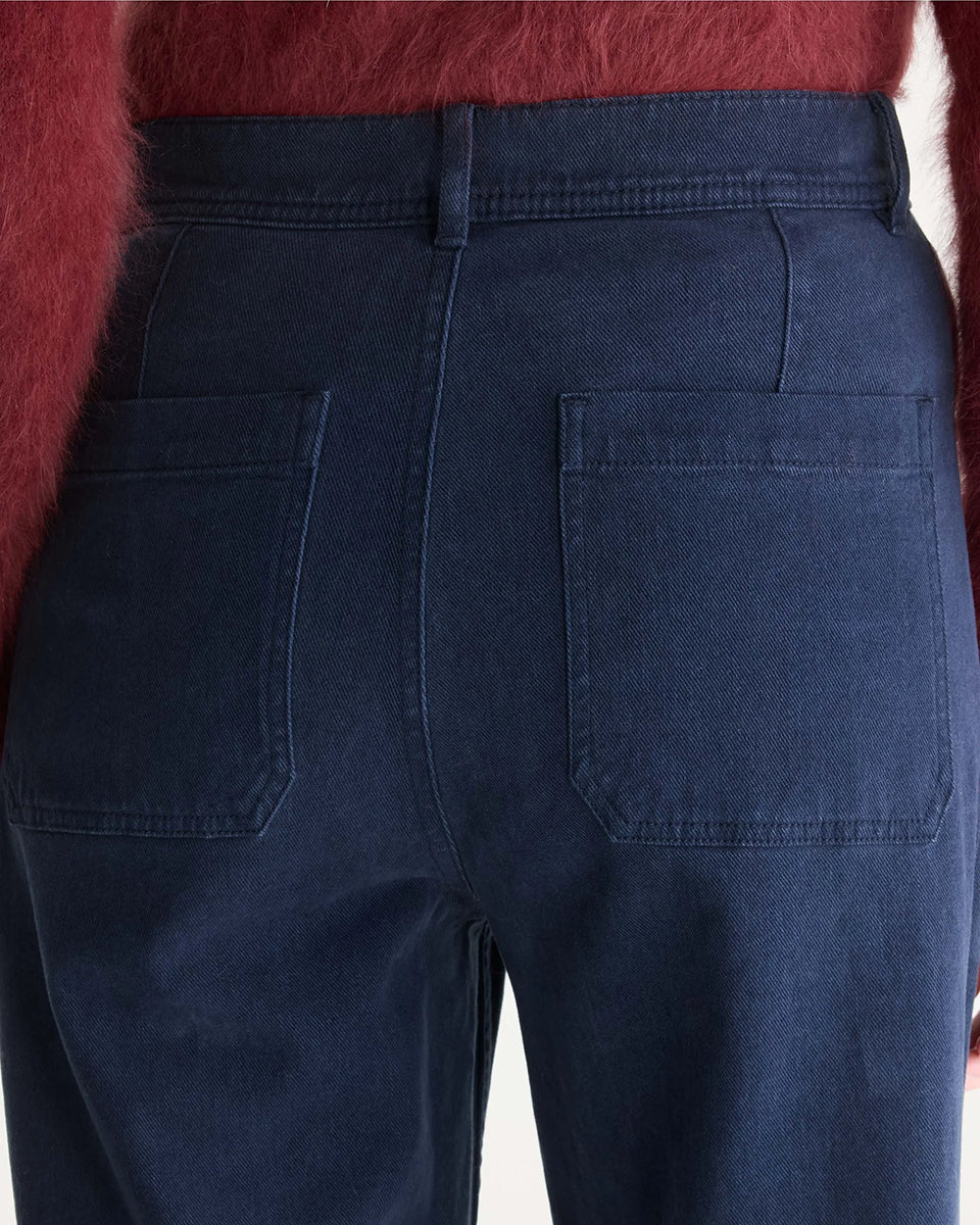 Luźne, granatowe jeansy Lottie Navy marki BELLEROSE z wysokim stanem i szerokimi nogawkami. Posiadają dyskretne kieszenie oraz zaszewki z tyłu. Zapinane na suwak i zamek błyskawiczny. Wykonane ze średniej grubości bawełnianego denimu.&nbsp;

-Wysoki stan

-Szerokie nogawki

-Zamów jeansy w swoim normalnym rozmiarze