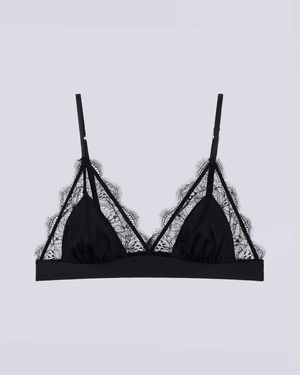 Delikatny, miękki stanik z trójkątnymi miseczkami Love Lace Love Stories. Wykonany z czarnej, satynowej tkaniny.&nbsp;Miseczki obszyte są delikatną koronką. Stanik posiada szeroką gumę pod biustem&nbsp;oraz&nbsp;regulowane, marszczone ramiączka. Zapinany na plecach za pomocą haftek.