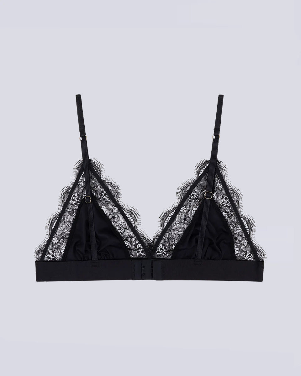 Delikatny, miękki stanik z trójkątnymi miseczkami Love Lace Love Stories. Wykonany z czarnej, satynowej tkaniny.&nbsp;Miseczki obszyte są delikatną koronką. Stanik posiada szeroką gumę pod biustem&nbsp;oraz&nbsp;regulowane, marszczone ramiączka. Zapinany na plecach za pomocą haftek.