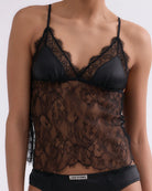 Koronkowy, czarny top Love Lace Long Black marki Love Stories z satynowym biustonoszem trójkątnym bez usztywnień. Dolna część wykonana jest z półprzezroczystej, misternie wzorzystej koronki o nieregularnym, falistym brzegu. Posiada regulowane ramiączka. Ten wszechstronny element garderoby można nosić samodzielnie lub wykorzystywać do tworzenia nowoczesnych, warstwowych stylizacji- świetnie zaprezentuje się nałożony na gładki, klasyczny t-shirt.

-Satynowa część z trójkątnym biustonoszem

-Koronkowe wykończe