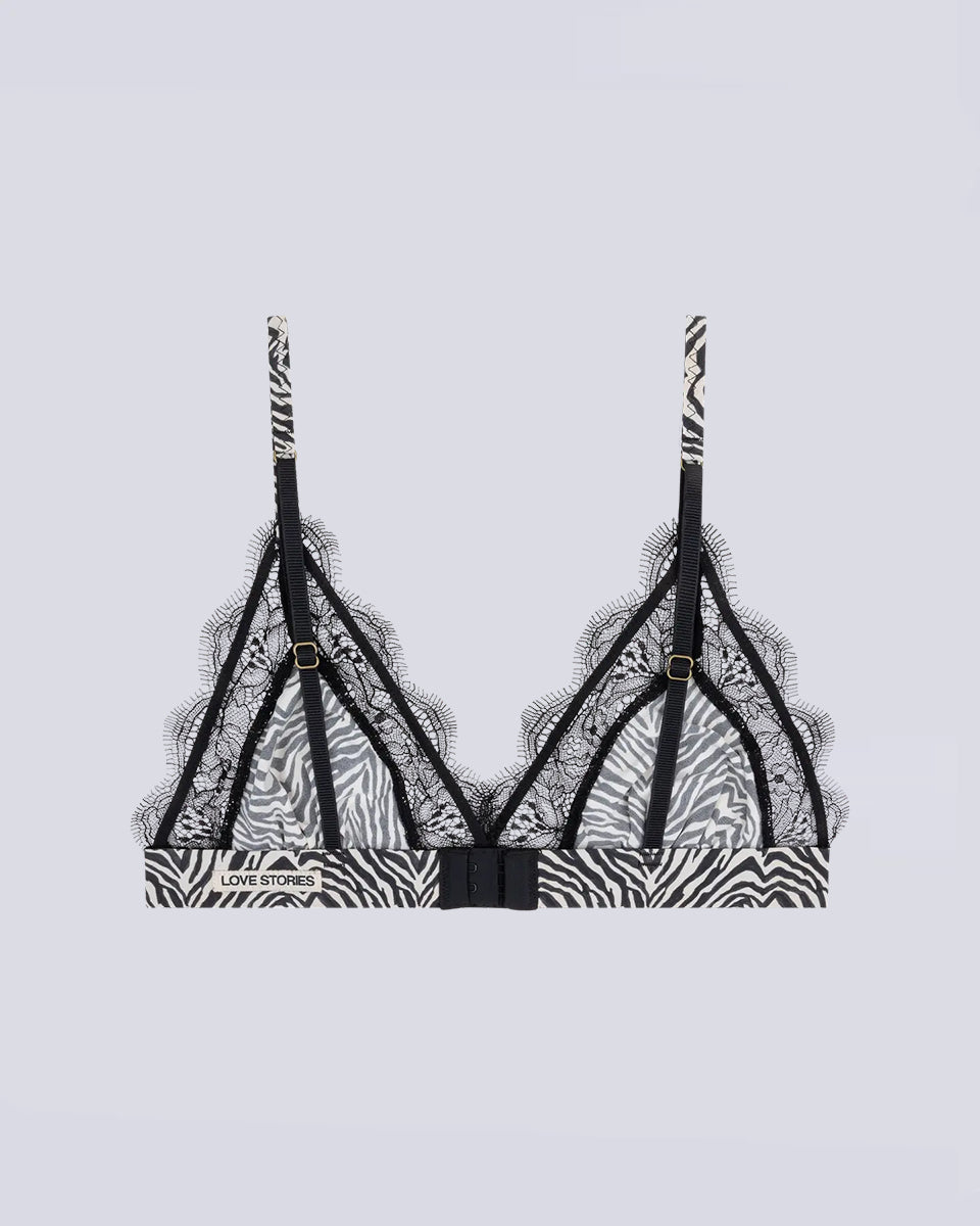 Delikatny, miękki stanik z trójkątnymi miseczkami Love Lace Love Stories. Wykonany z satynowej tkaniny w zwierzęcy print. Miseczki obszyte są delikatną koronką. Stanik posiada szeroką gumę pod biustem&nbsp;oraz&nbsp;regulowane, marszczone ramiączka. Zapinany na plecach za pomocą haftek.