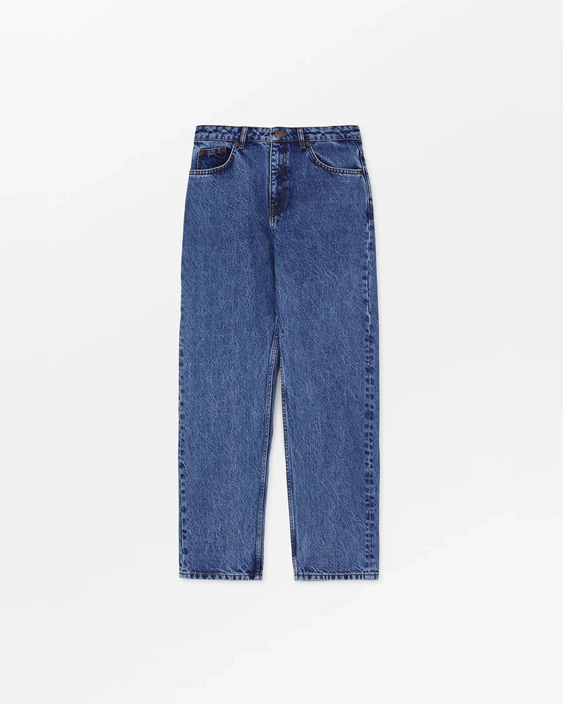 Luźne, niebieskie jeansy Allison SKALL ze średnim stanem i prostą, luźną, lekko skróconą nogawką. Spodnie mają pięć kieszeni i szlufki na pasek. Zapinane są na guzik i zamek błyskawiczny. Wykonane z organicznej, certyfikowanej bawełny z delikatnym efektem "sprania". Idea